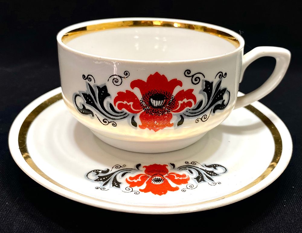 ספל ותחתית פורצלן וינטאג' מרוסיה הקומוניסטית, תוצרת RFZ, דקאלים ועיטורי זהב, חתום