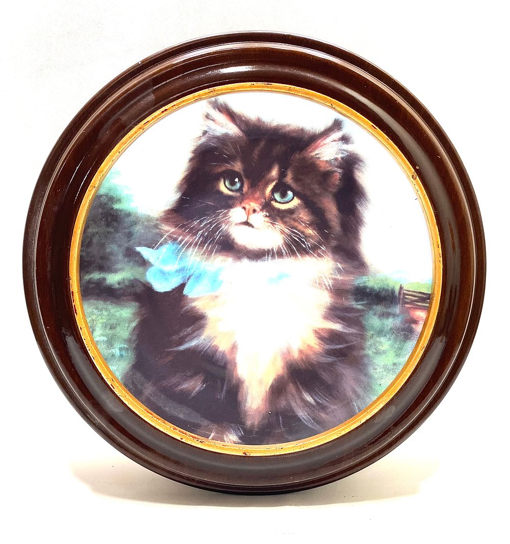 צלחת פורצלן וינטאג' במסגרת עץ מלא ייעודי, תוצרת FRANKLIN MINT HEIRLOOM PORCELAINE, עיצוב 