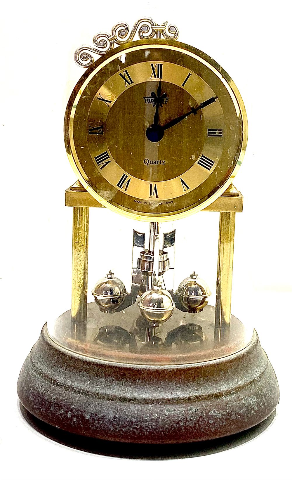 שעון מדף קוורץ תוצרת TRENKLE WEST GERMANY, במצב עבודה, פעמון פלסטיק ובסיס נחושת, גובה 16 ס"מ 