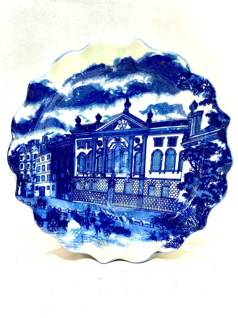 צלחת פאיינס דקורטיבית, עתיקה, FLOW BLUE/ BLUE TRANSFERWARE, אנגליה, שוליים מסולסלים, קוטר 26 
