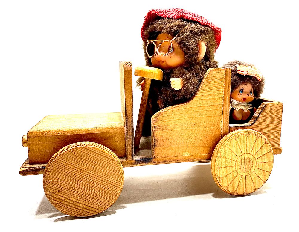 לאספני צעצועים וינטאג' נדירים 
MONCHHICHI VINTAGE FROM JAPAN
בתוך רכב מעץ עם 2 בובות מונצ'יצ'י 