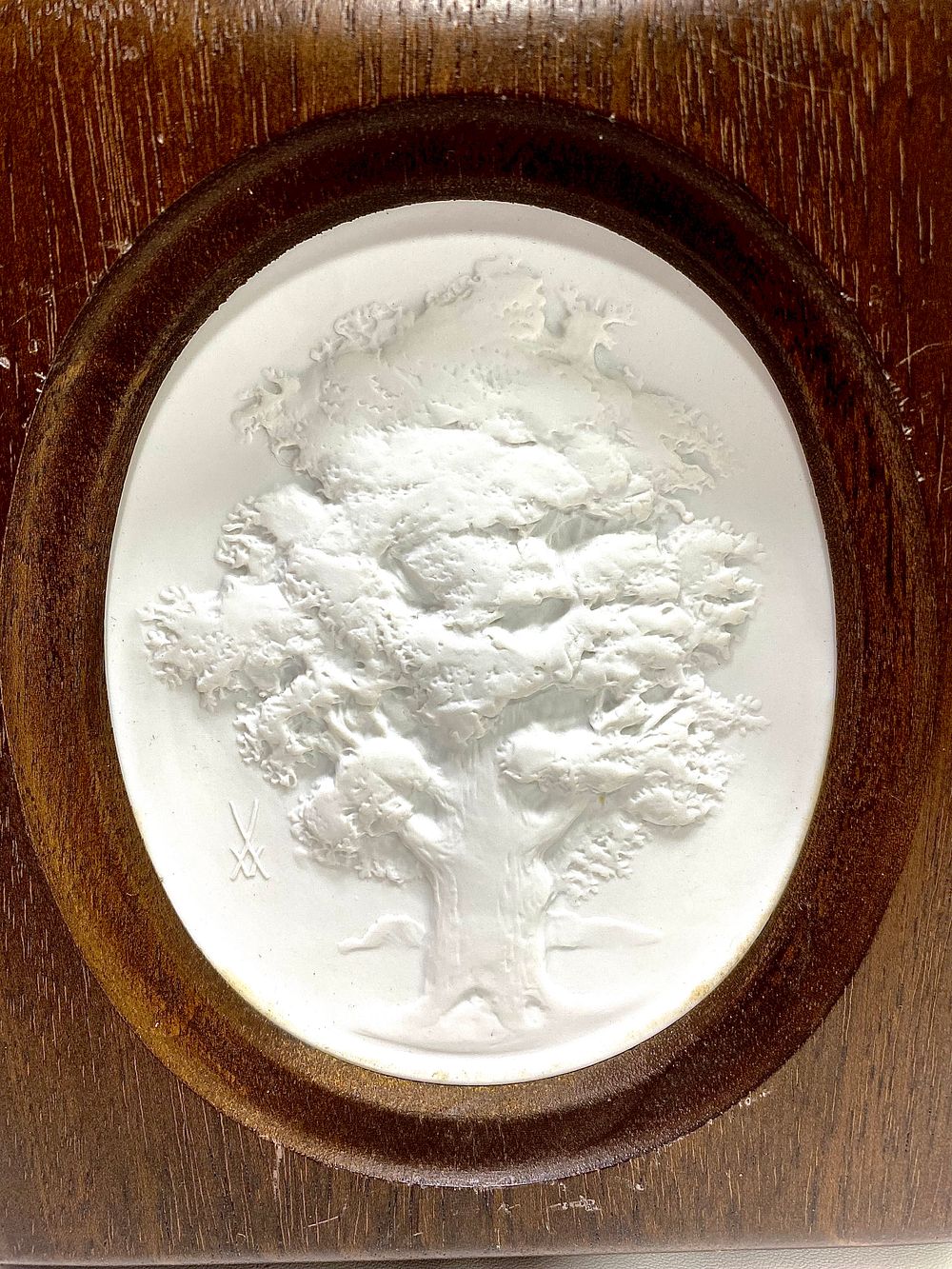 MEISSEN FINE BONE GERMANY PORZELLAN
מדליון פורצלן ביסקוויט במסגרת עץ מלא ייעודי, חתום, מהדורה 