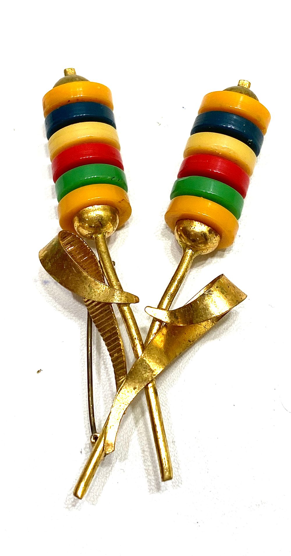 סיכת דש וינטאג' מרוסיה הקומוניסטית, נחושת מוזהבת וצלולואיד, 8X4 ס"מ
