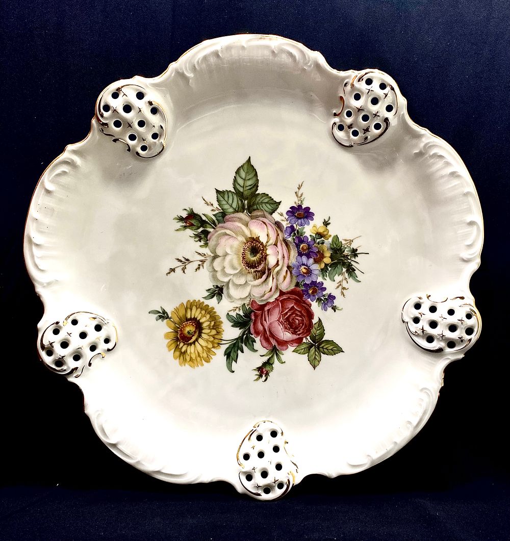 ROSENTHAL FINE BONE GERMANY PORZELLAN
מגש/סנטר פיס פורצלן וינטאג', עבודת בלט ועבודת חוסר 