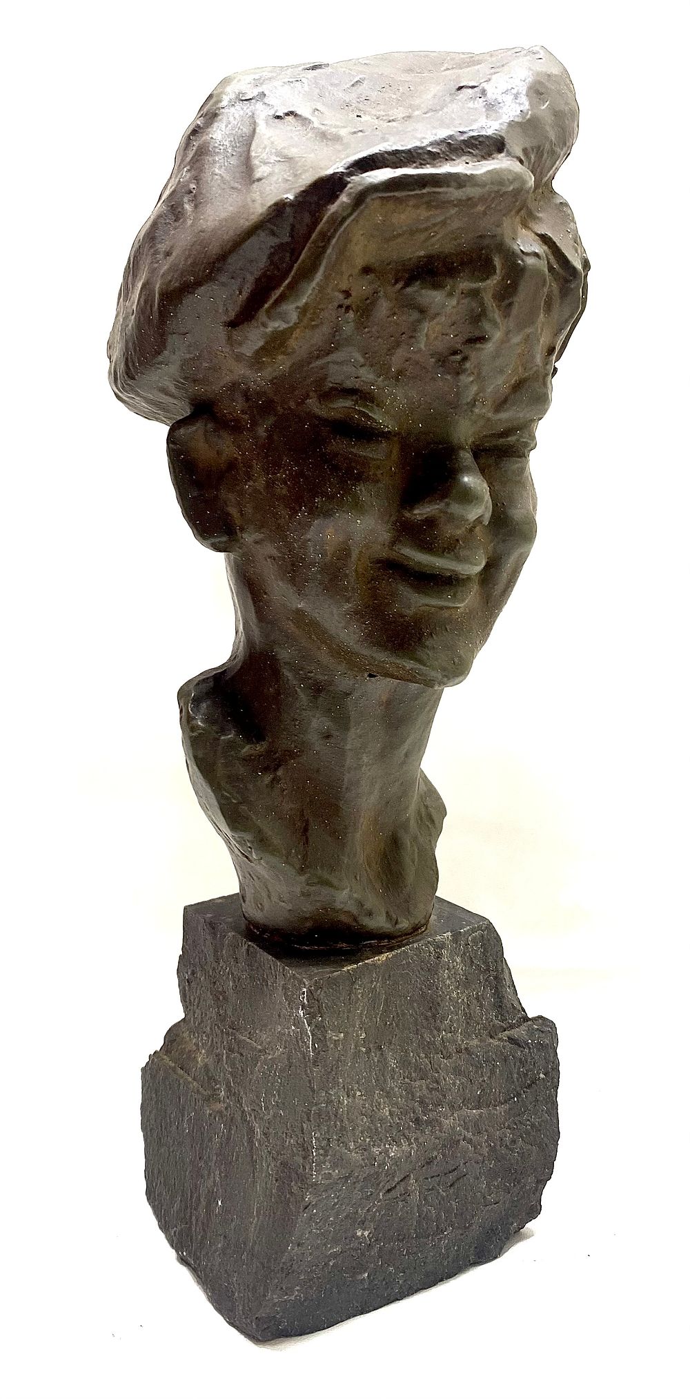 פסל טרקוטה "THE MISCHEIF" תוצרת עבודת יד אומן ERNEST PATRIS, שנות ה50-60, חתום, על מעמד אבן 