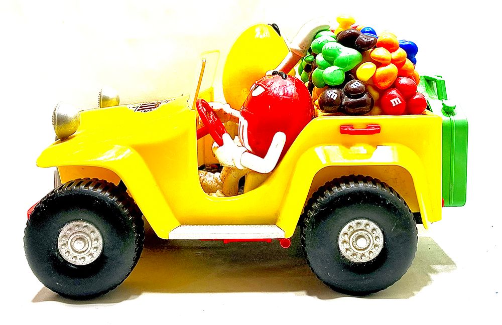 לאספני נושא M&MS, רכב צעצוע (ג'יפ) של מותג M&MS, מהדורה מוגבלת 2014, חתום, 28X17.5X17, שמור