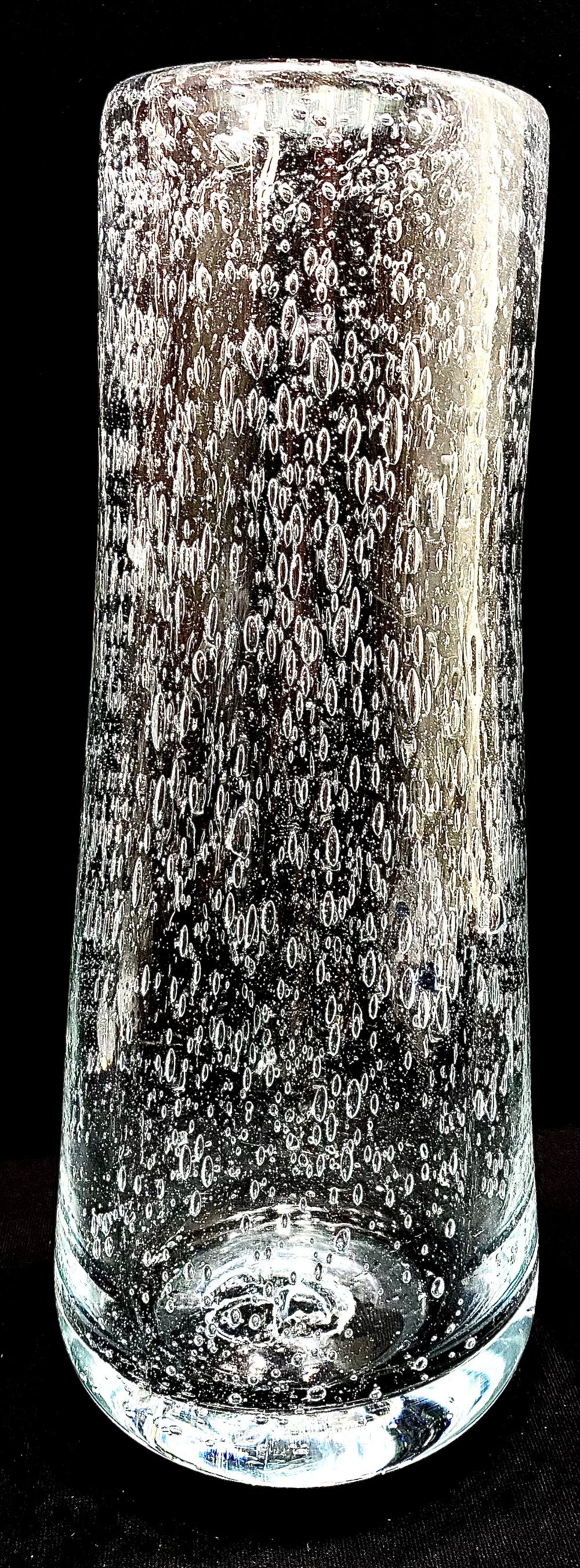 ARNE JON JUTREN HADELAND NORWAY BUBBLE VASE
אגרטל זכוכית אומנותית וינטאג', טכניקת "בועות" 