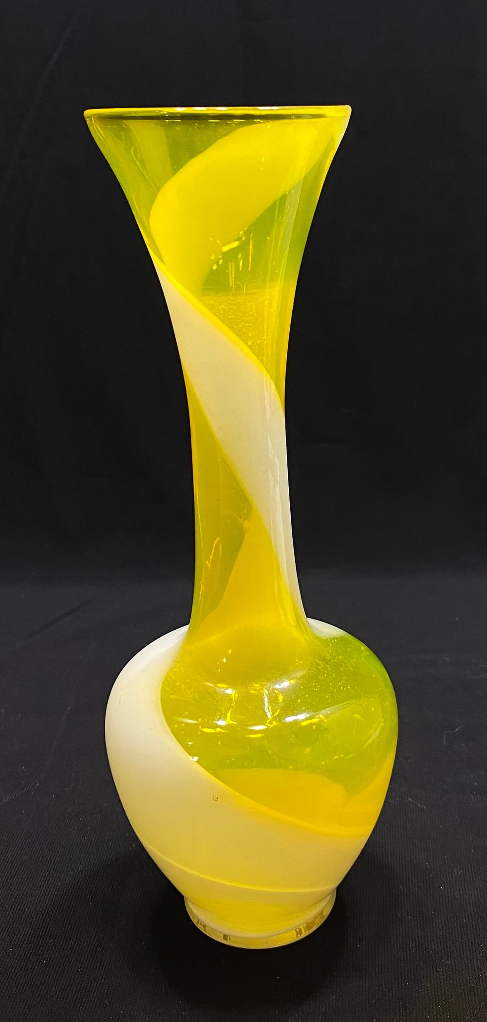 אגרטל וינטאג' יפני תוצרת FUKUOKA TOKUSHU GLASS CO 
FTG & CO, גובה 20 ס"מ , נדיר בארץ