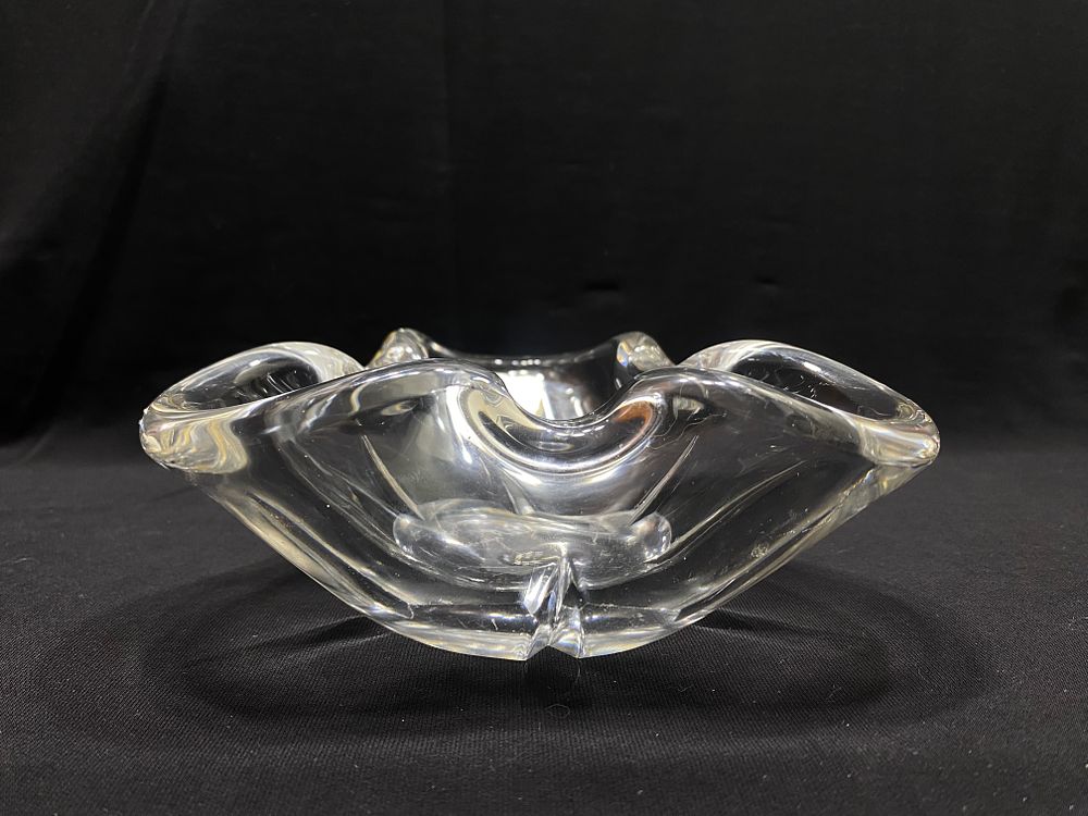 VAL ST LAMBERT
מאפרת לסיגרים, קריסטל, שנות ה 30-50, חתום, שארית מדבקת מקור, 16X15X6 ס"מ, פריט 