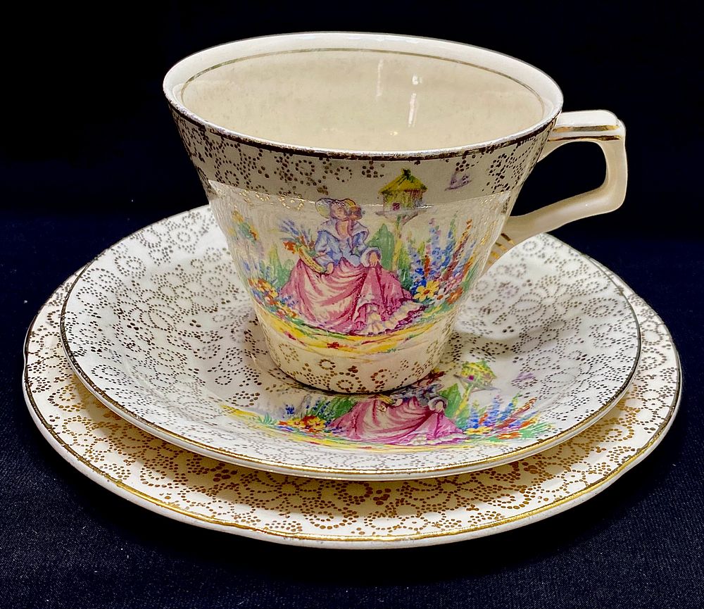 טריו פאיינס אנגלי עתיק
HOLLINSHEAD $ KIRKHAM TUNSTALL ENGLAND
עיצוב CRINOLINE LADY
ציור עבודת 