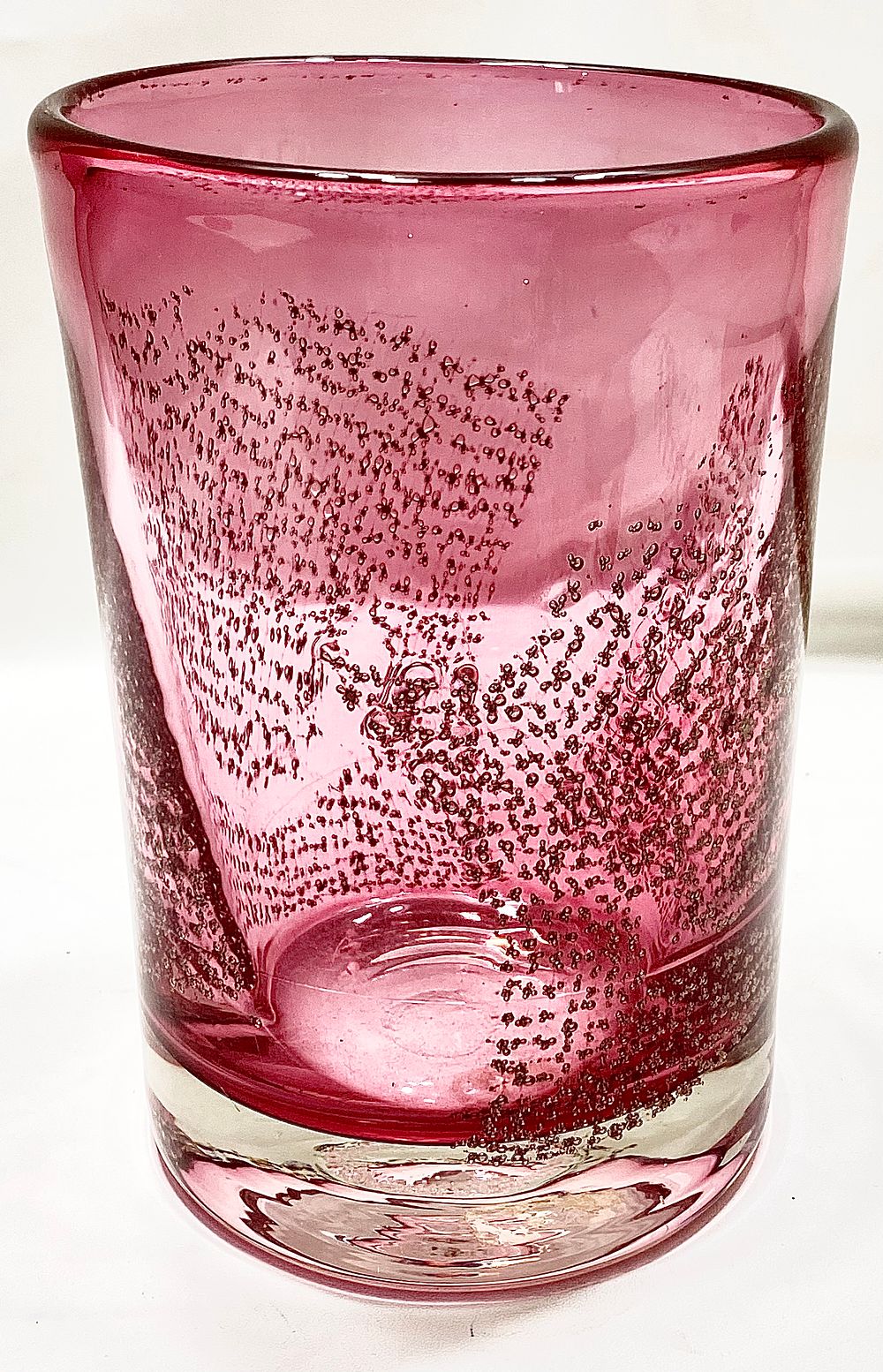 אגרטל זכוכית אומנותי עבודת אומן BENNY MOTZFELDT 
תוצרת KUNSTGLASS PLUS, שנות ה-70 זכוכית פוקסיה 