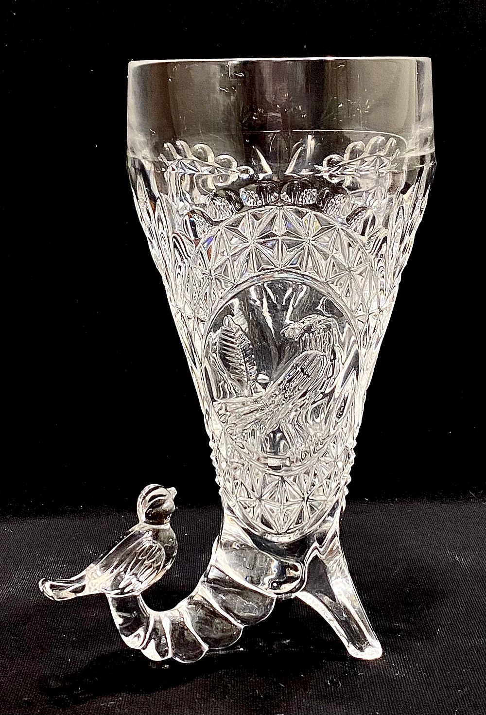 HOFBAUER GLASS
אגרטל קריסטלין בצורת קרן שפע, מהדורה מוגבלת BYRDES, ליטוש וחריטת עבודת יד אומן 