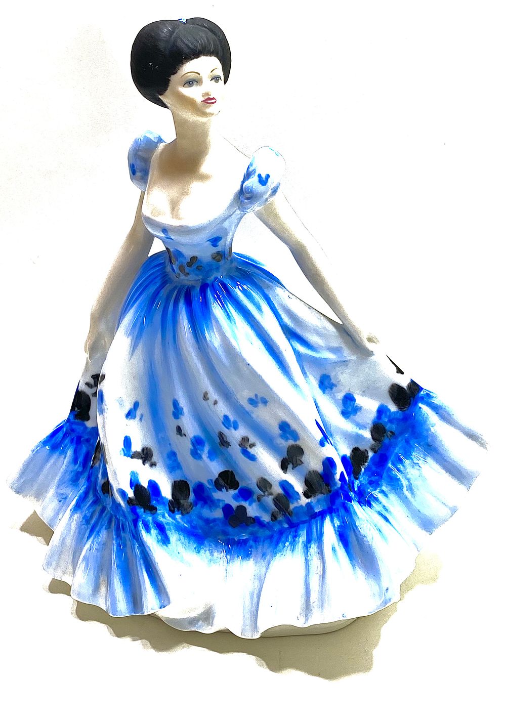 פסל פורצלן תוצרת COALPORT FINE BONE ENGLAND PORCELAINE
מהדורה מוגבלת LADIES OF FASHION MAUREEN 