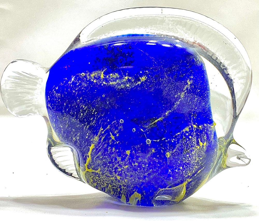 "דג" פסל / משקולת נייר זכוכית מורנו, עבודת HAND BLOWN משולב שבבי זכוכית מתחתית צהוב ואדום 