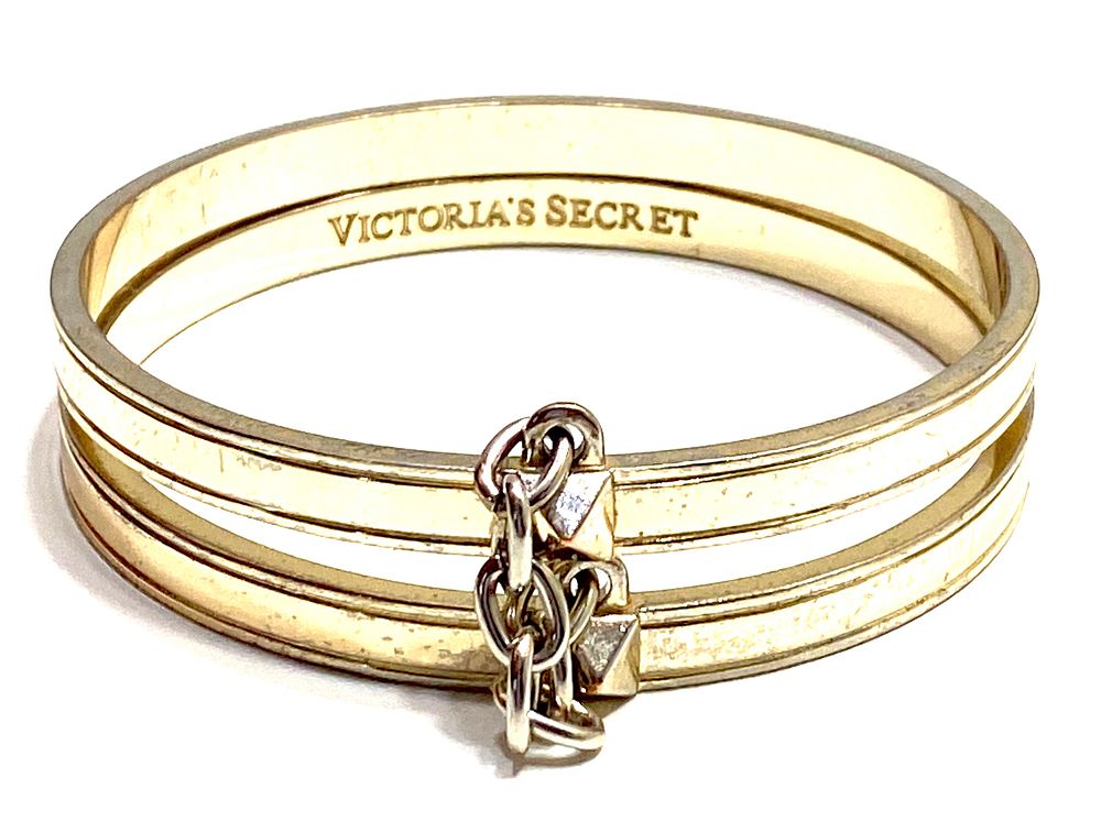 צמד צמידים קשים בסגנון אזיקים, תוצרת VICTORIAS SECRET, חתומים, קוטר 7 ס"מ