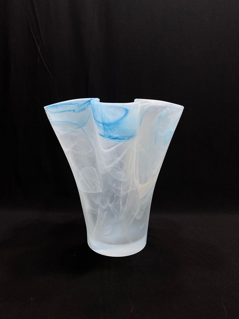 אגרטל זכוכי אופליסטית אמנותי, עבודת FAZZOLETTO OPALINE בשילוב עבודת FROZEN, תוצרת SANDRA RICH 