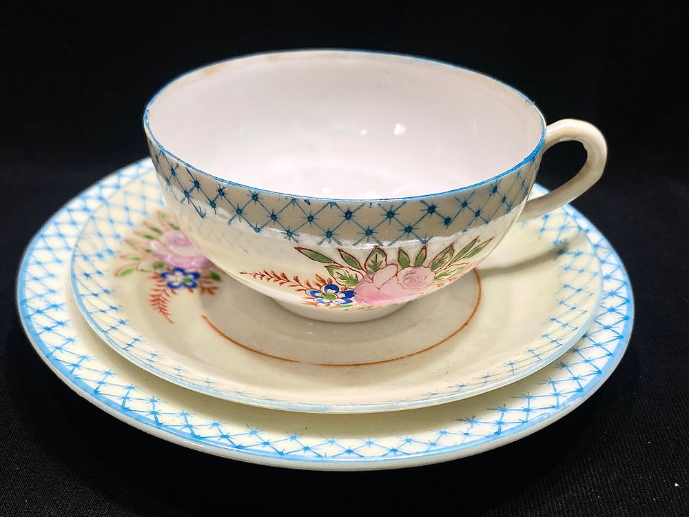 טריו פורצלן עתיק
FOREIGN FINE BONE PORCELAIN
ציור עבודת יד אומן, קוטר צלחת 12.5, קוטר תחתית 10 