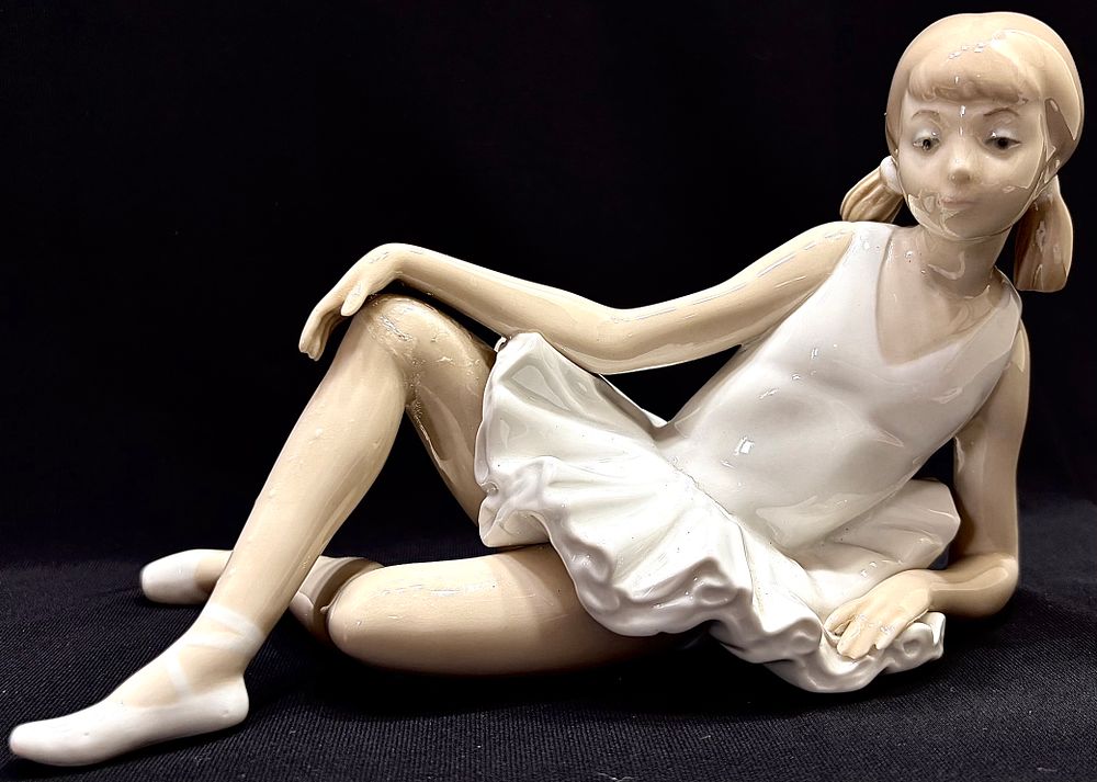 פסל פורצלן וינטאג' ספרדי RECLINING BALLERINA
תוצרת NAO BY LLADRO GLAZED PORCELAIN
חתום וממוספר 