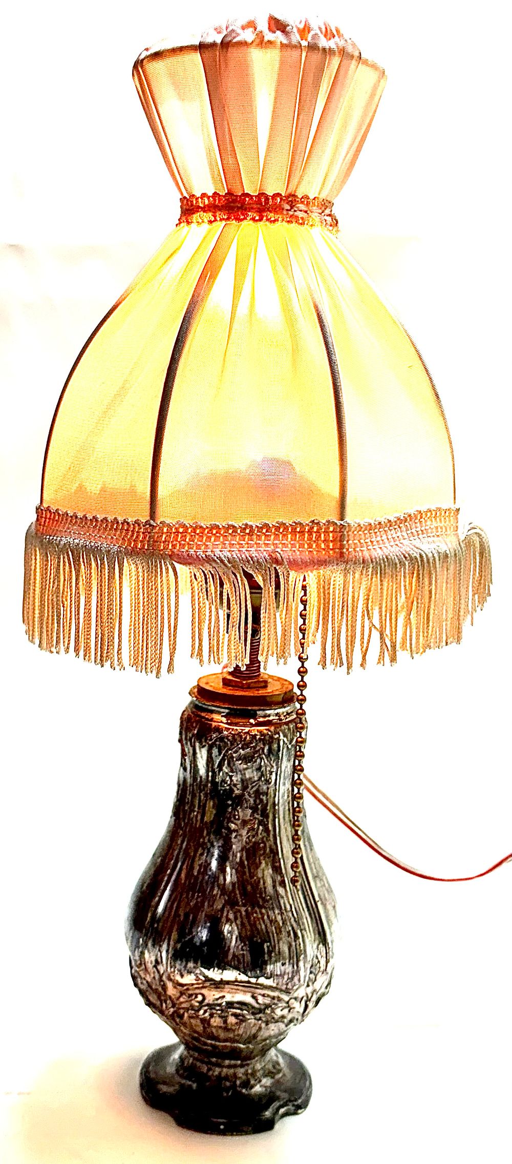 מנורת וינטאג' אירופאית אלגנטית בסגנון BOUDOIR LAMP
בסיס כסף אלקטרופורמינג (נבדק), אהיל בד מותאם 