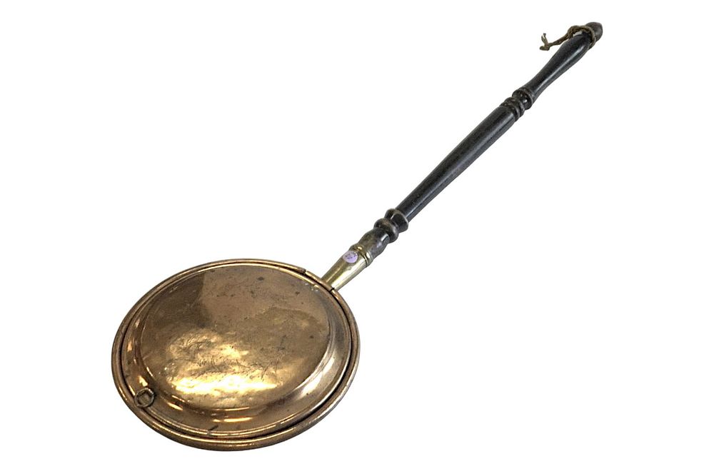 Lot 26: ANTIQUE COPPER PAN BED WARMER WITH FOLIAGE DESIGN