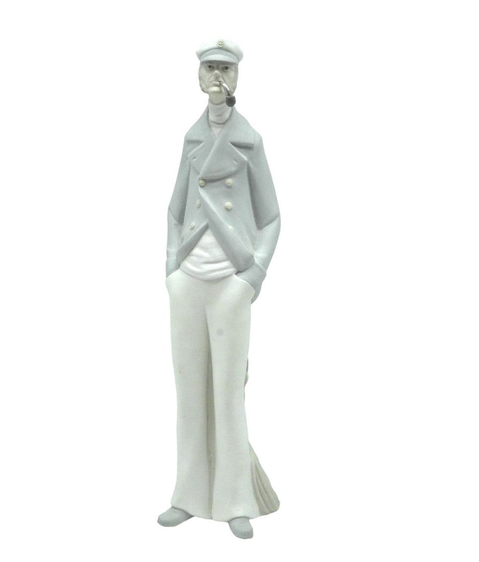 Lot 32: LLADRO #4621 TALL SEA CAPTAIN 14"