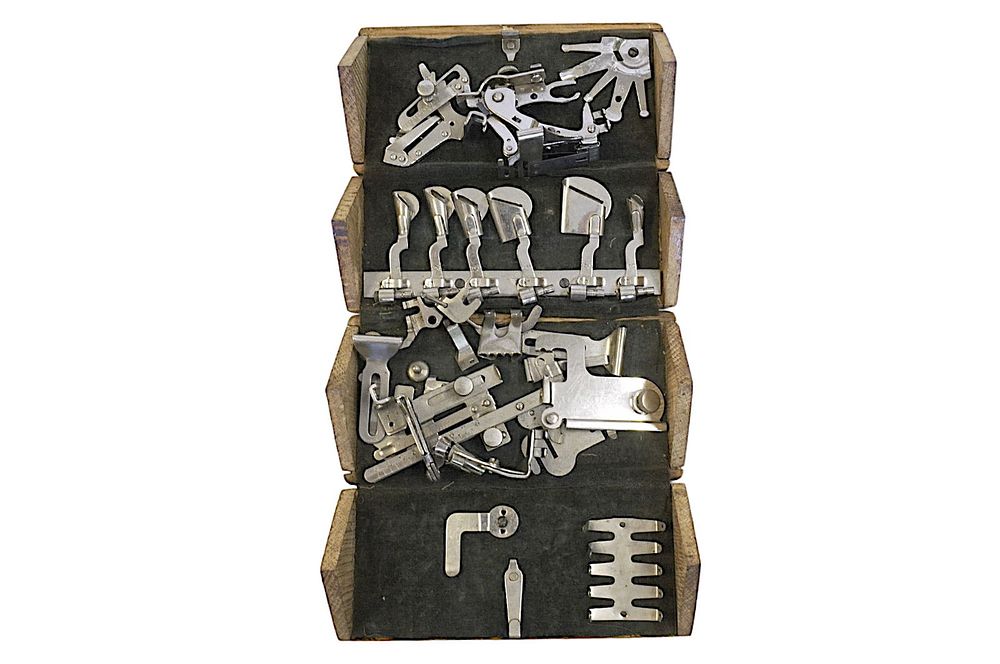 Lot 80: ANTIQUE 1889 SINGER SEWING OAK PUZZLE BOX W ACCESSORIES