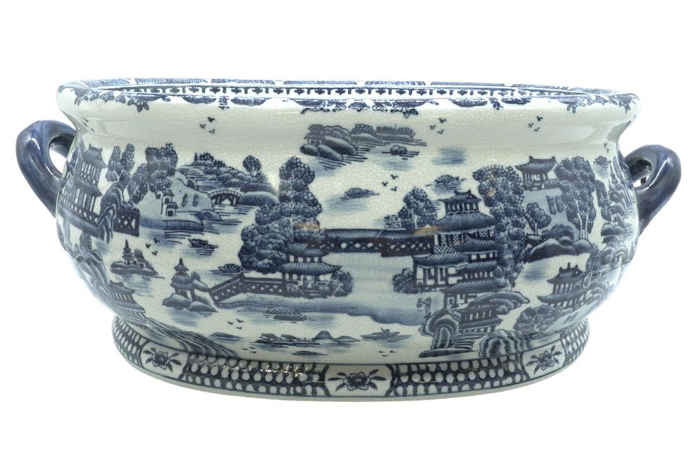 Lot 93: LARGE BLUE & WHITE CHINESE PORCELAIN JARDINIERE FOOT BATH