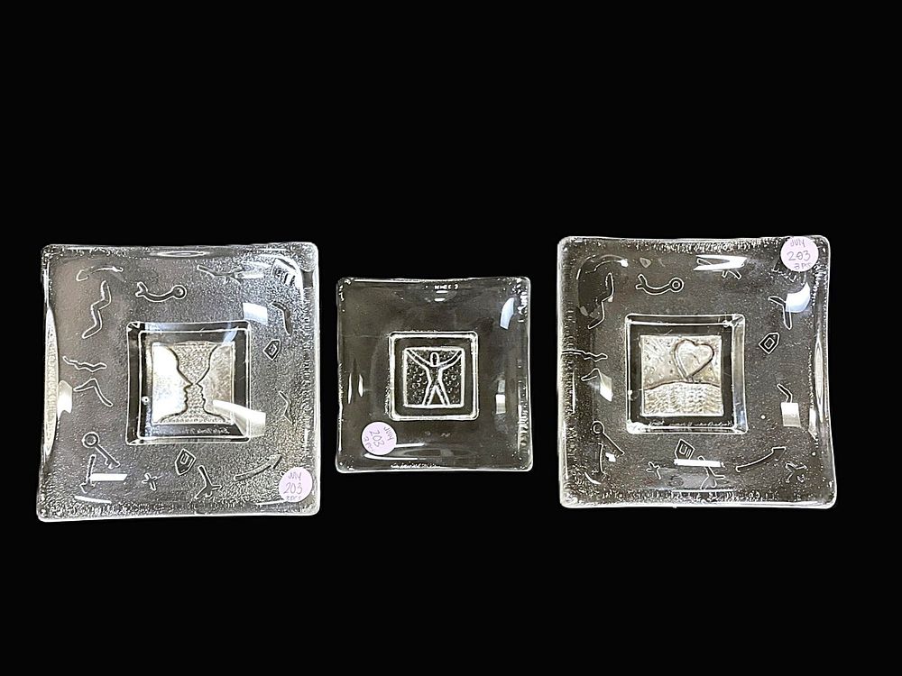 Lot 203: SIGNED KOSTA BODA VALLIEN DOMINO CLEAR MODERNIST TRAYS - SET OF 3