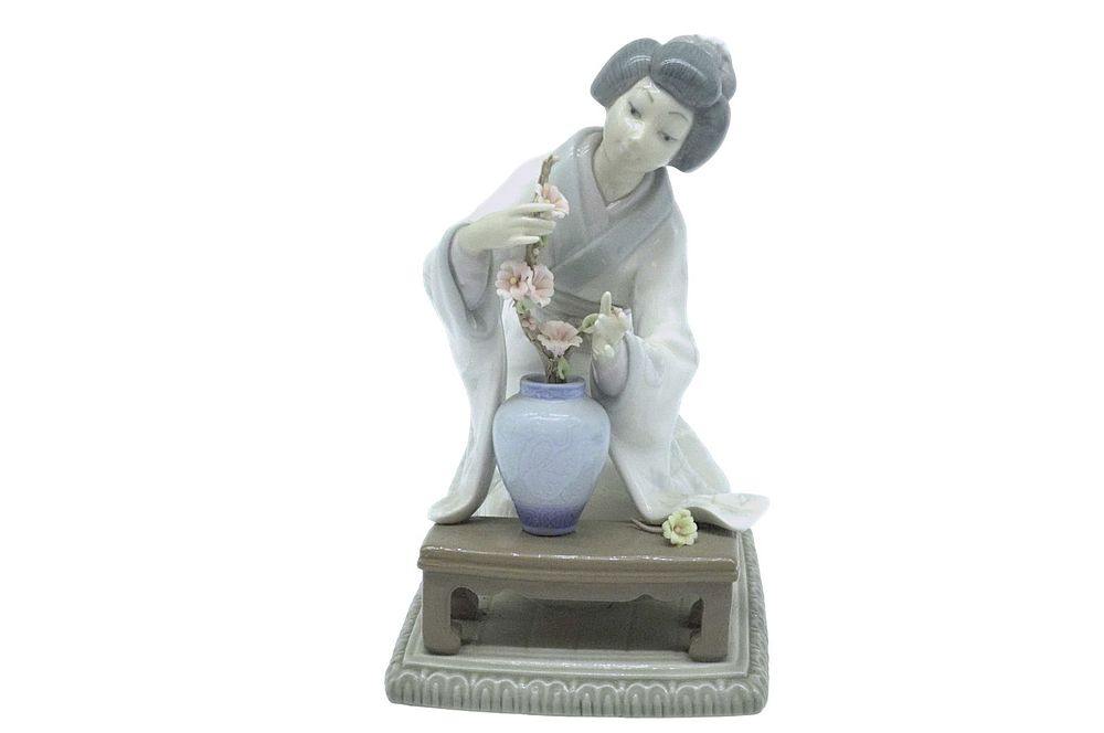 Lot 252: LLADRO JAPANESE GEISHA 4840