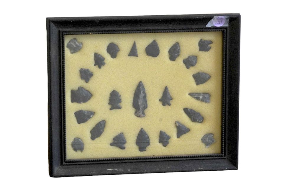 Lot 253: NATIVE AMERICAN ARROWHEAD COLLECTION OBSIDIAN