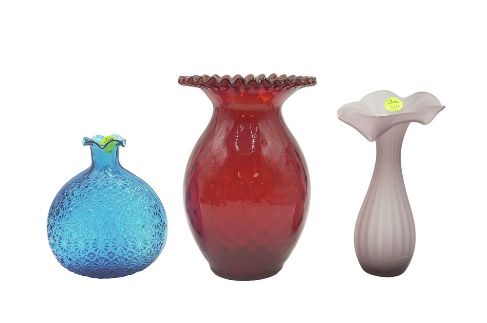 Lot 274: 3 VINTAGE COLORFUL GLASS VASES