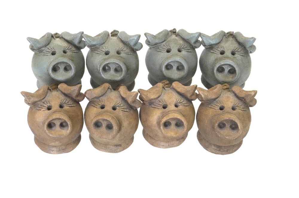 Lot 336: HAND SCULPTED CLAY PIG TIC TAC TOE SET BY BARB BENEDETTO