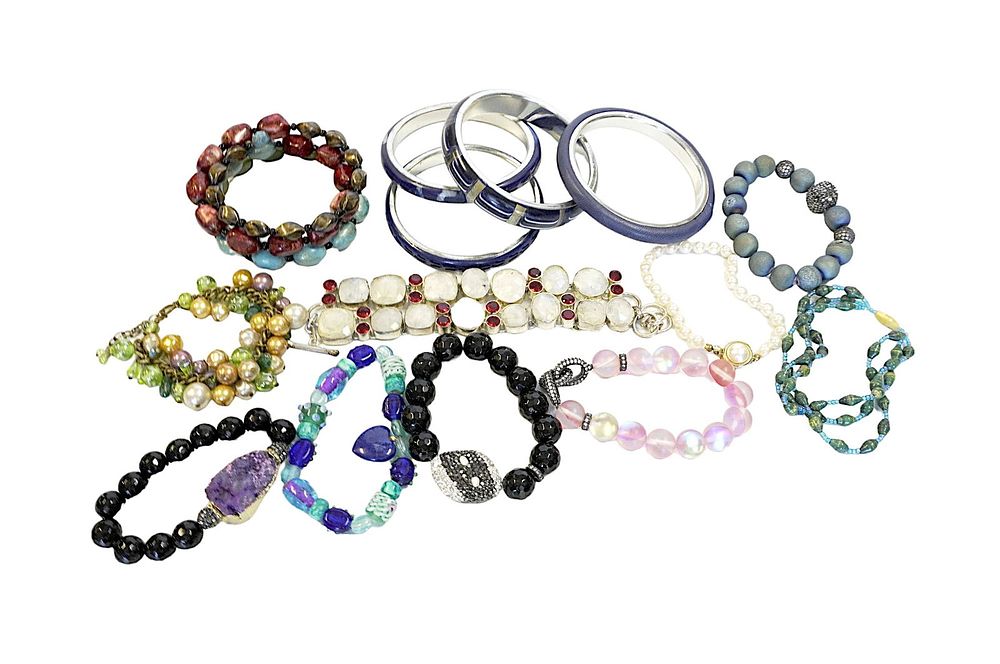 Lot 343: 14 VINTAGE BRACELETS
