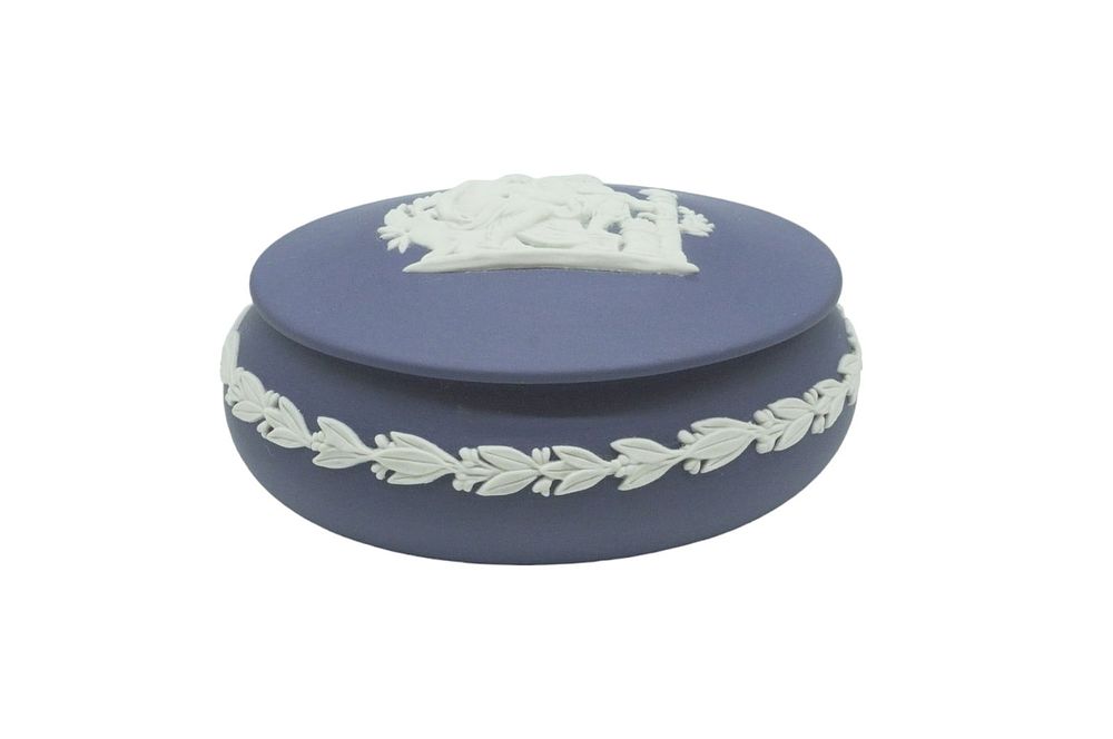 Lot 355: VINTAGE WEDGWOOD TRINKET BOX