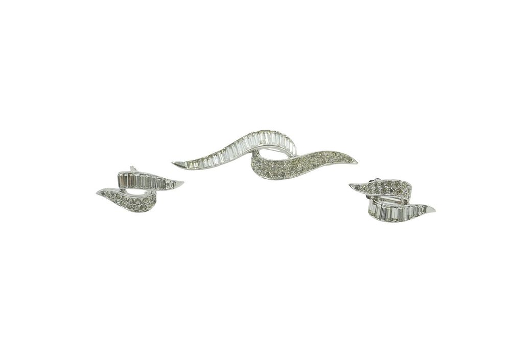 Lot 260: VINTAGE BOUCHER RHINESTONE DEMI PARURE