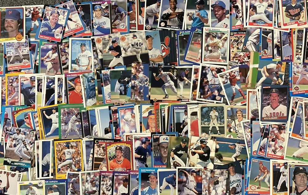Lot 265: 315 COLLECTIBLE BASEBALL CARDS