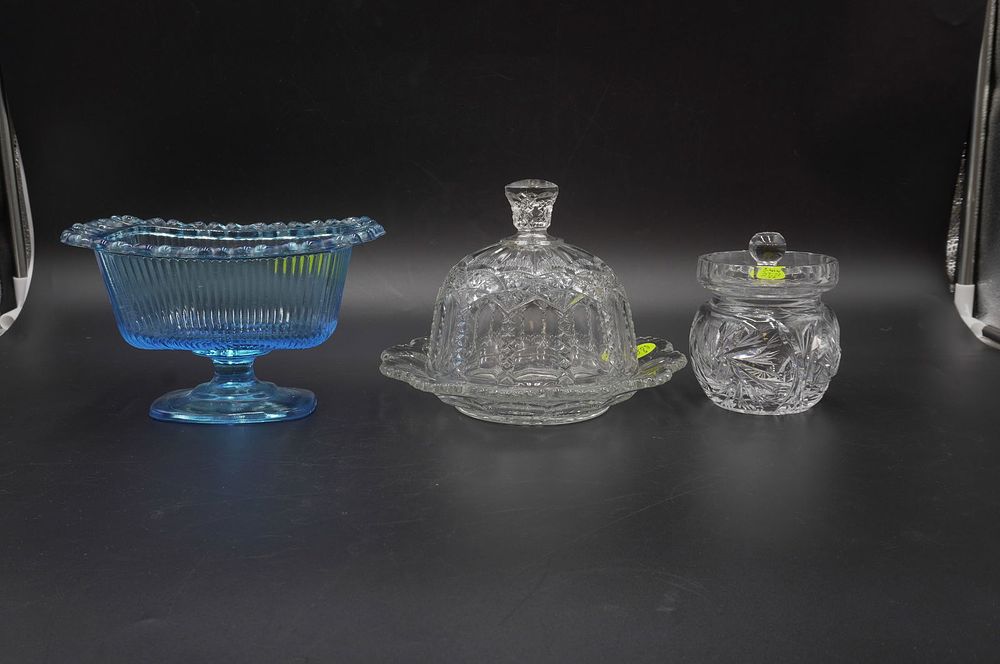 Lot 273: 3 PIECES VINTAGE GLASS & CRYSTAL