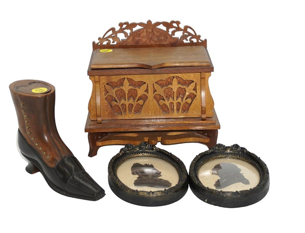 Lot 318: VICTORIAN SNUFF BOX AND DECORATIVE PIECES