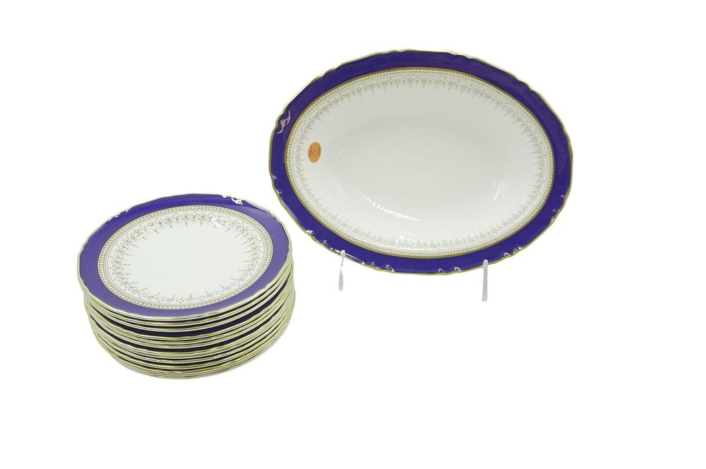Lot 21: 16 PC ROYAL WORCESTER REGENCY BLUE BOWLS & BREAD PLATES