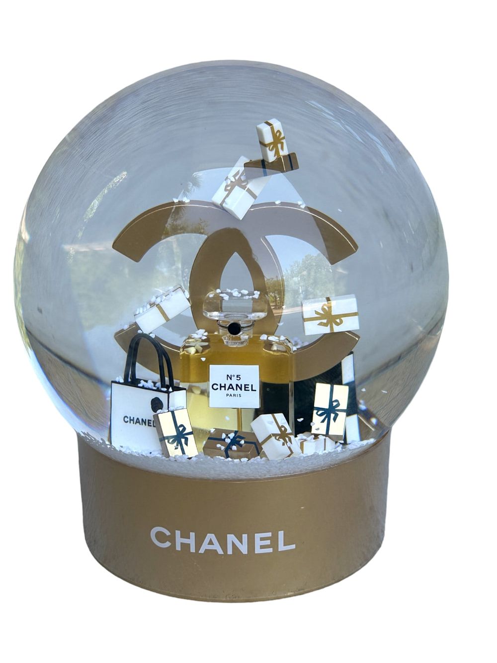 Lot 23: CHANEL SNOW GLOBE 2023