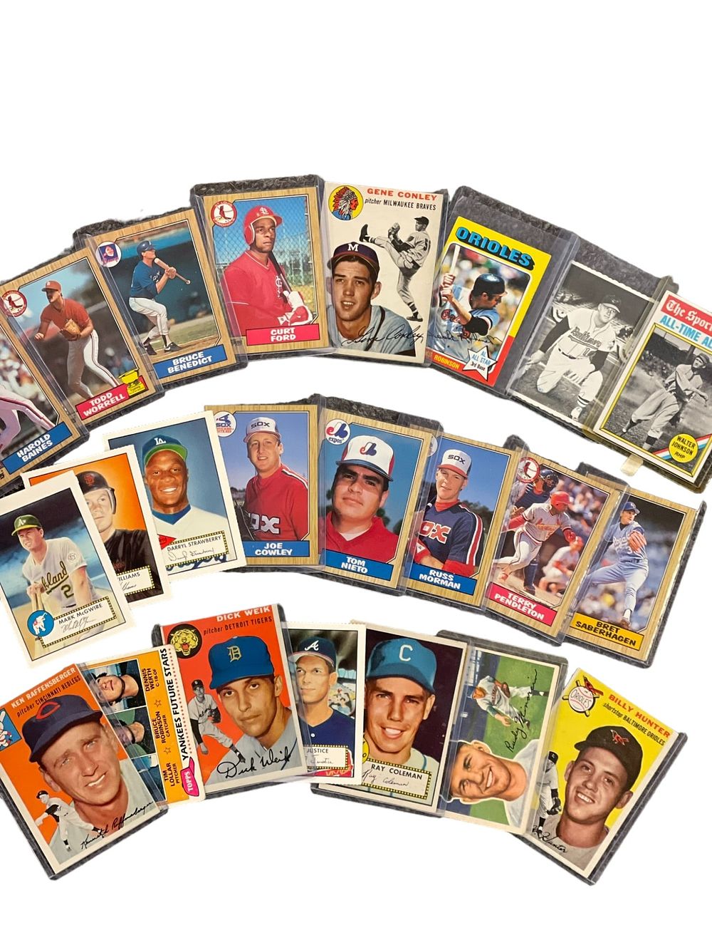 Lot 62: 23 VINTAGE TOPPS BASEBALL CARDS