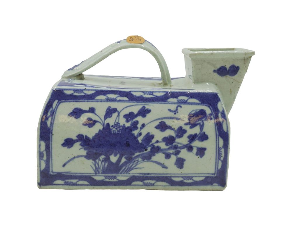 Lot 206: ANTIQUE CHINESE BLUE & WHITE URINAL