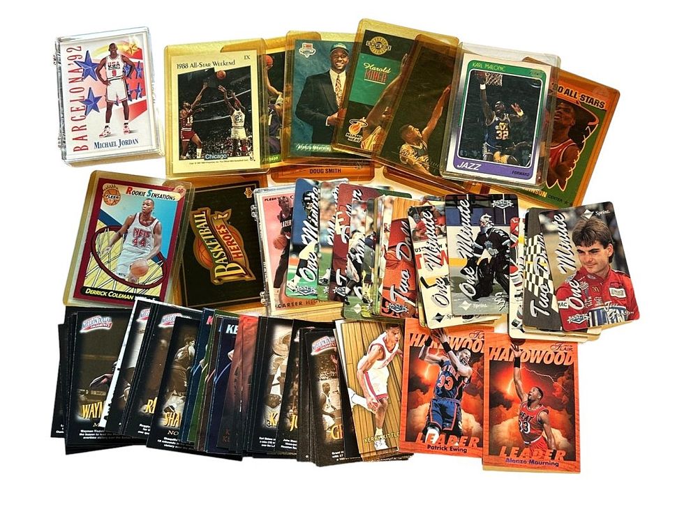 Lot 224: LARGE ASSORTMENT OF VINTAGE TRADING CARDS