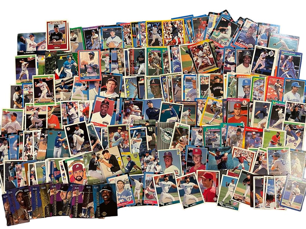 Lot 271: 250 COLLECTIBLE BASEBALL CARDS