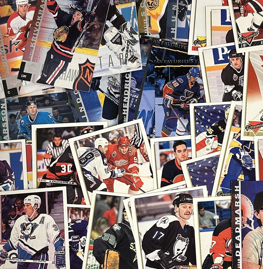 Lot 274: 68 HOCKEY TRADING CARDS TOPPS & UPPER DECK