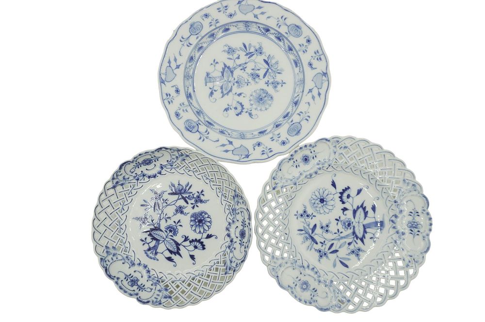 Lot 280: 3 ANTIQUE & VINTAGE MEISSEN BLUE ONION
