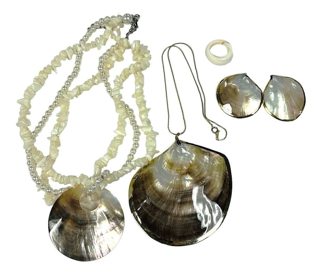 Lot 325: LOT OF VINTAGE SHELL JEWELRY