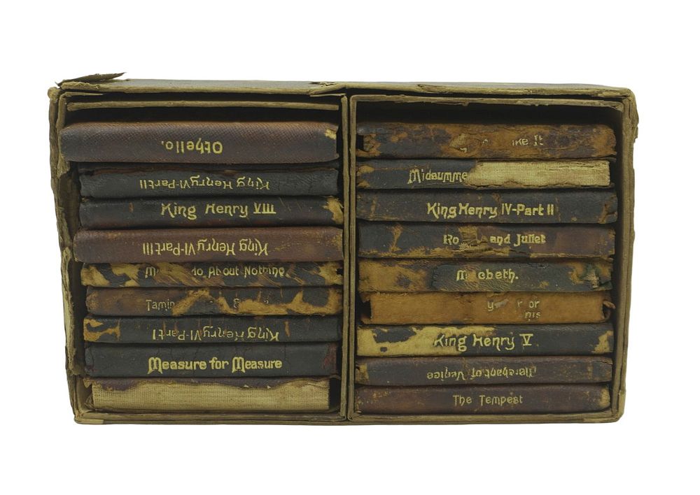 Lot 340: ANTIQUE KNICKERBOCKER LEATHER AND NOVELTY CO. MINI SHAKESPEARE BOOK SET