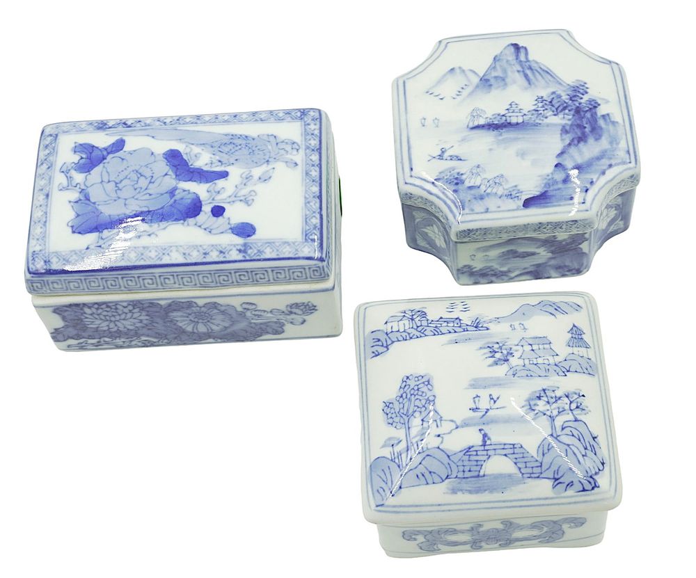 Lot 4: 3 CHINESE BLUE & WHITE BOXES