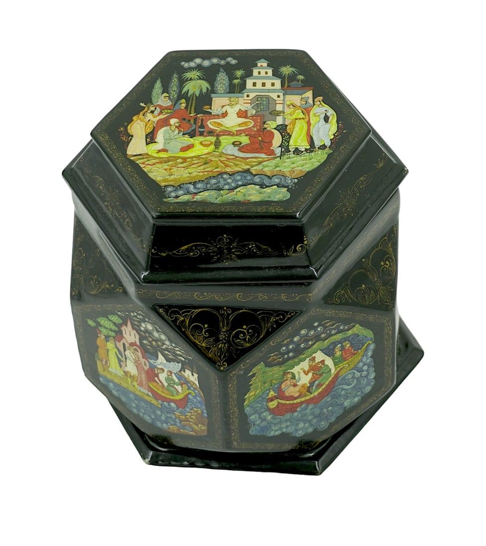 Lot 23: RUSSIAN HAND PAINTED LACQUER BOX